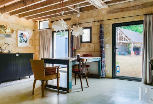 A artists' house with a cluster of small houses on the way to Le Mans - photo  n°23